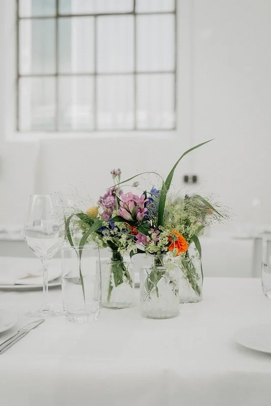 Florale Tischdekoration bei einer Hochzeit im Alten Auktionshaus Mainz