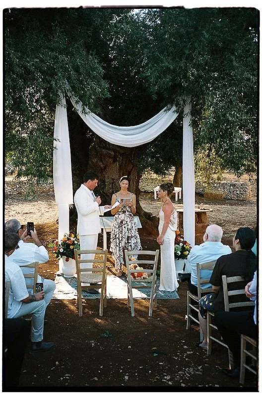 Freie Trauzeremonie in der Masseria Mozzone unter alten Olivenbäumen in Apulien festgehalten mit einem 35mm Film