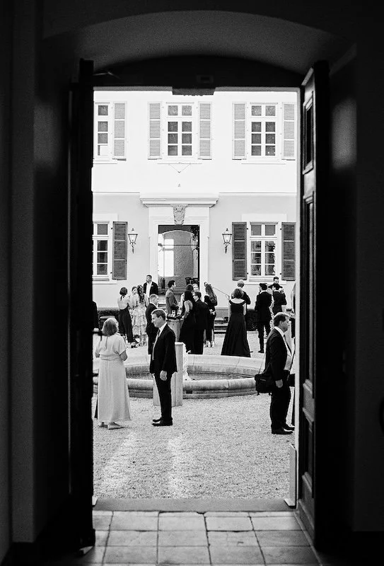 Hochzeitsgesellschaft beim Empfang im Innenhof von Schloss Johannisberg im Rheingau