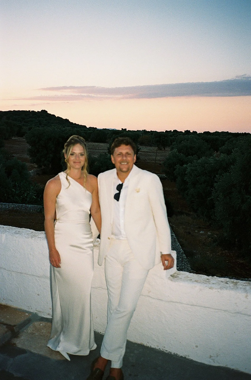 Brautpaar bei Sonnenuntergang vor Olivenhainen an der Masseria Mozzone