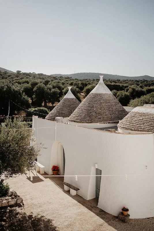 Typische Architektur einer Masseria in Apulien mit Trulli-Dächern – ruhige Hochzeitslocation für eine Destination Wedding