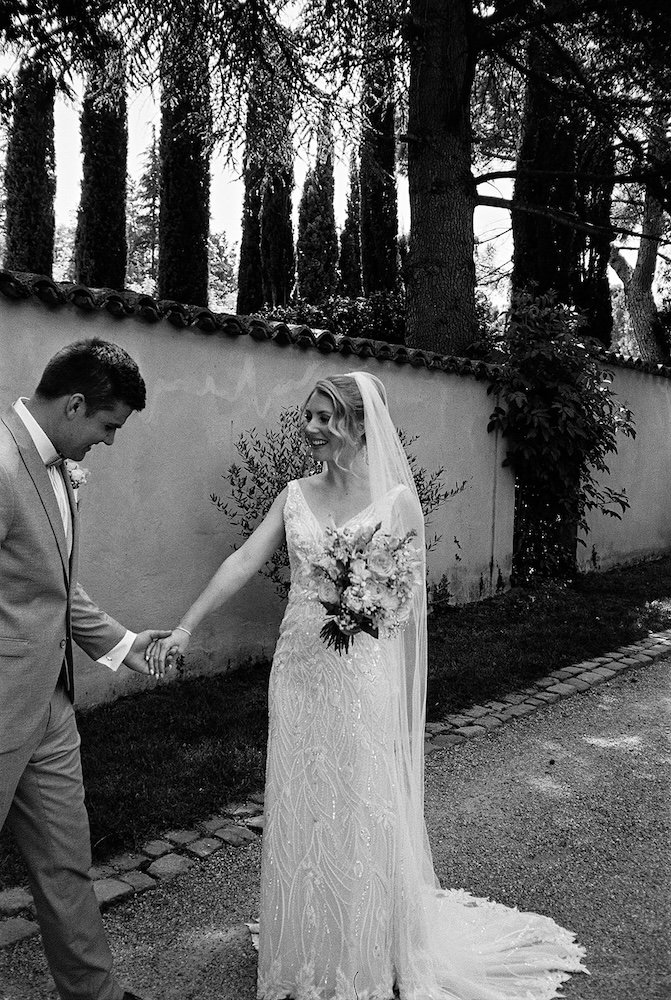 Braut und Bräutigam begegnen sich beim First Look und lächeln sich an.