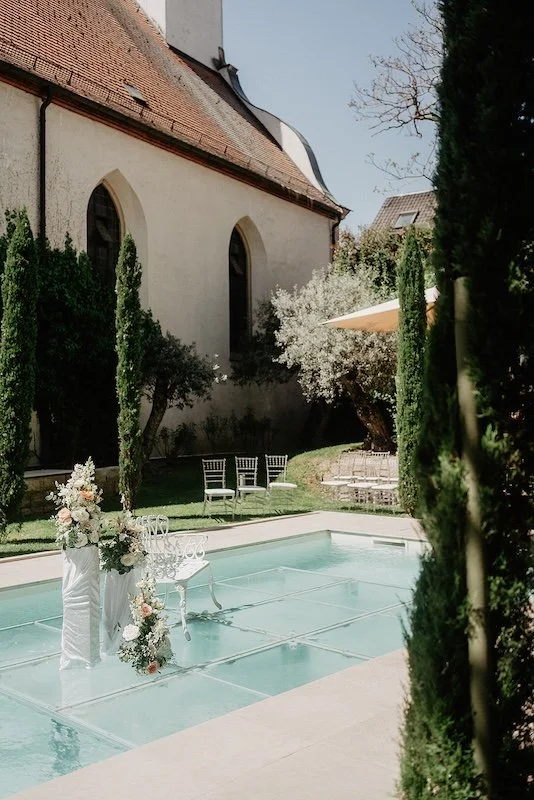 Freie Trauung am Pool der Piazza Toscana im Morrhof in der Pfalz