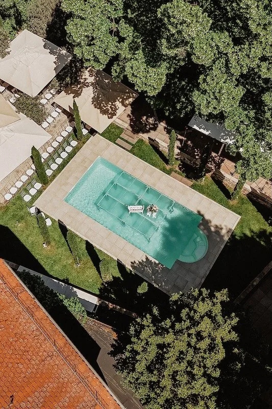 Pool mit Liegestühlen im mediterranen Garten des Morrhof in der Pfalz – Luftaufnahme einer Hochzeitslocation bei Mainz