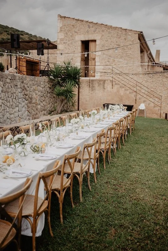 Lange Tafel für eine Hochzeitsfeier auf Mallorca – stilvolles Dinner am Pool im Rahmen einer mehrtägigen Destination Wedding.