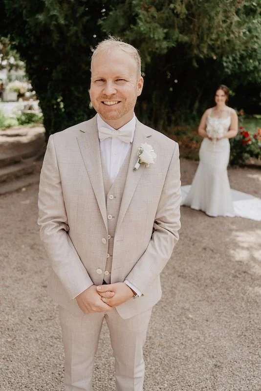 Bräutigam wartet beim First Look auf seine Braut vor der Hochzeit