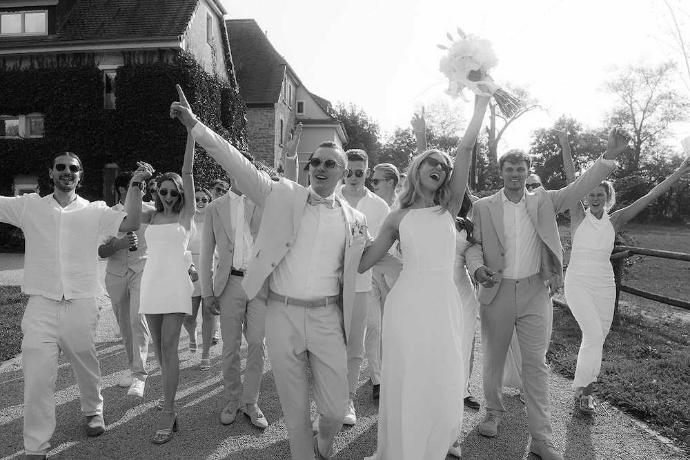 hochzeit gruppe brautpaar freunde feiern laufen hofgut nonnenau mainz schwarzweiss