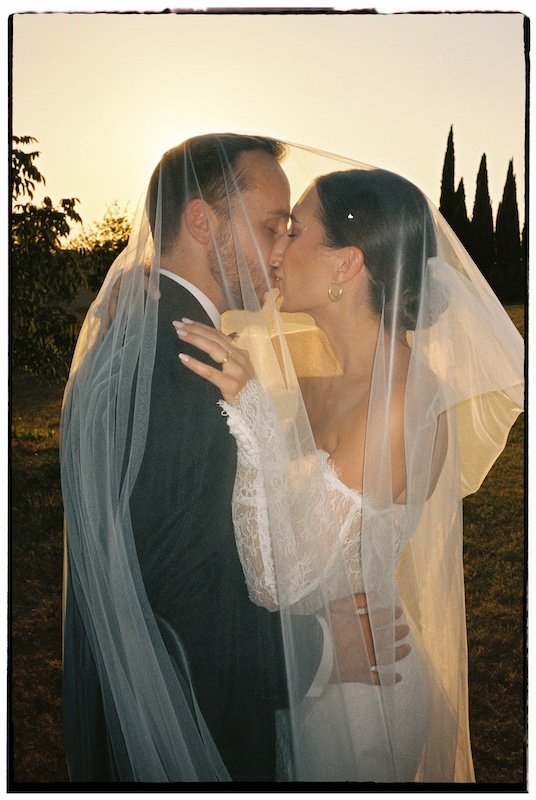 Brautpaar unter dem Schleier im warmen Abendlicht bei einer Hochzeit in der Villa Boscarello. Festgehalten auf einem Portra 400 35mm Film mit einer Leica Minilux.