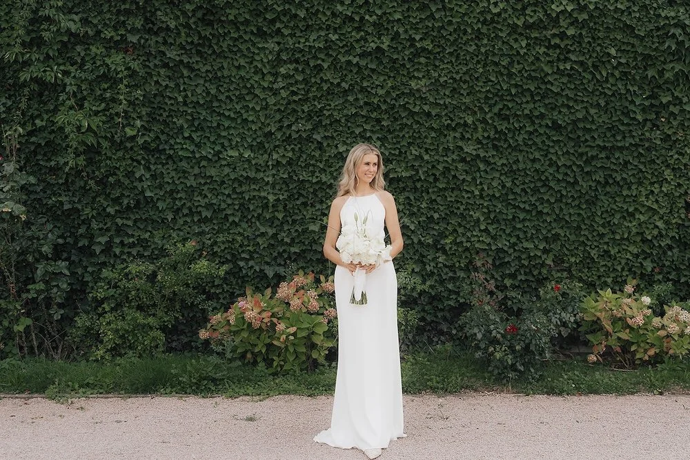 braut portrait vor efeuwand hofgut nonnenau mainz hochzeit sommer
