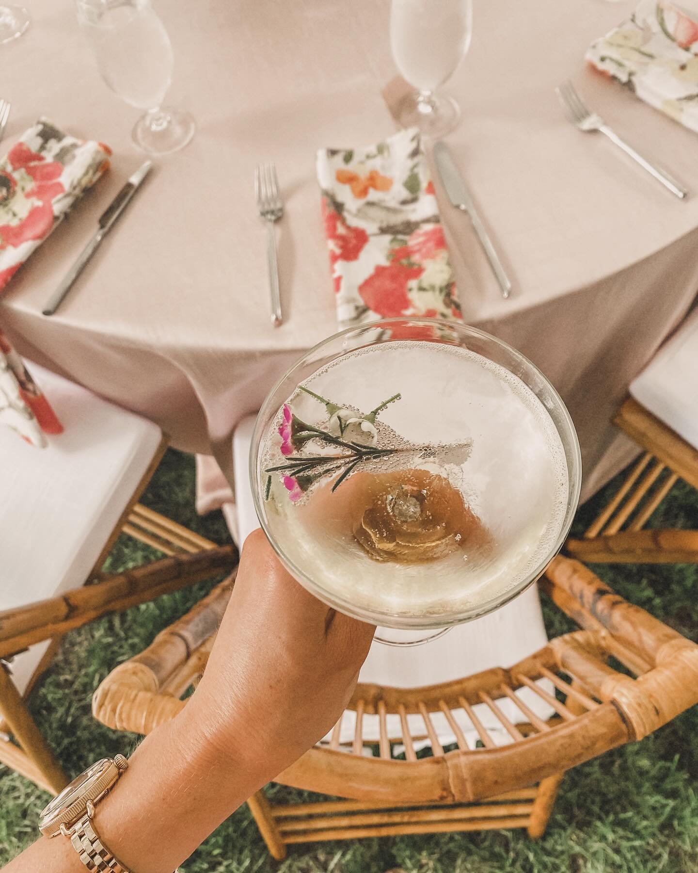 Cheers to the weekend! ✨

Signature drinks are one of our favorite ways to add a personal touch to your wedding!