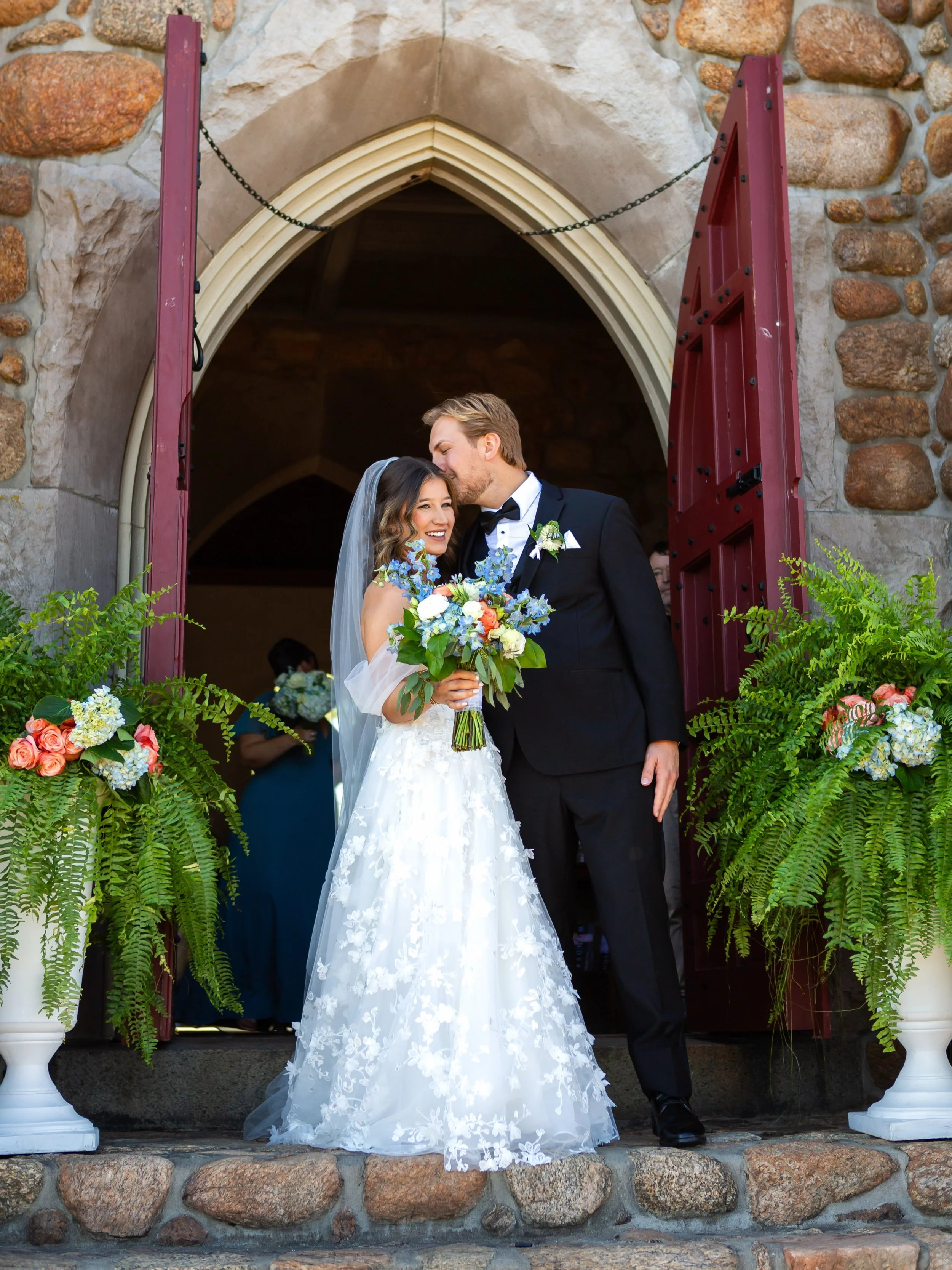 Happy Anniversary Jessica &amp; Phil 🤍

VENDORS:

Planner: @bluehydrangeaevents 
Rentals: @peakeventservices 
Photography: @joemikos 
Hair: @kerrybeautyboston 
Makeup: @jessicalourdesmua 
Florist: @floracapecod 
Band: @worldpremierband