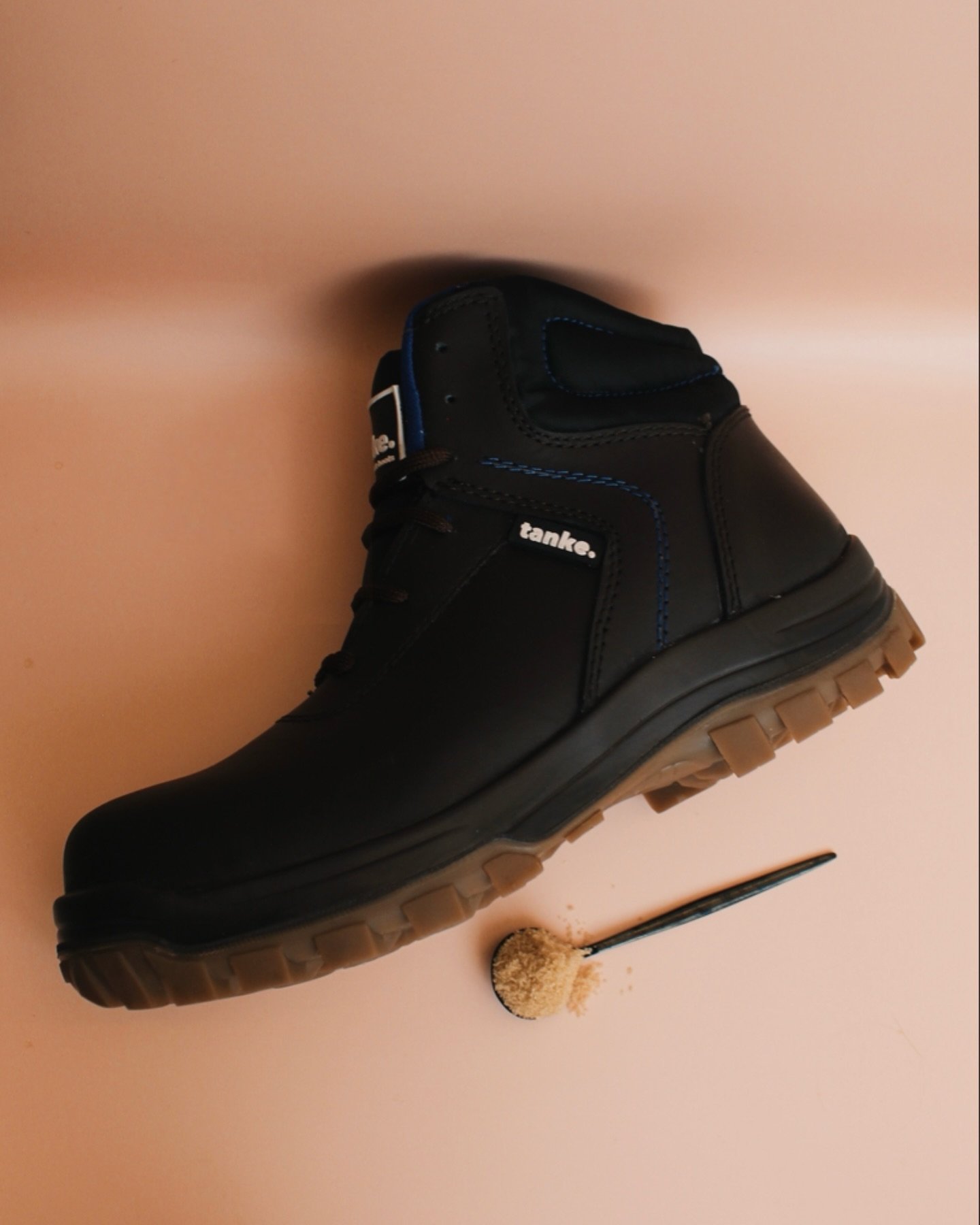 In commemoration of Grandfather&rsquo;s Day, we present the new limited edition model of 50 units: R-15 COFFEE BEIGE. Its silhouette is achieved with a genuine brown cow leather upper and set on a Huflex PU-TPU sole. A true beauty of a boot.