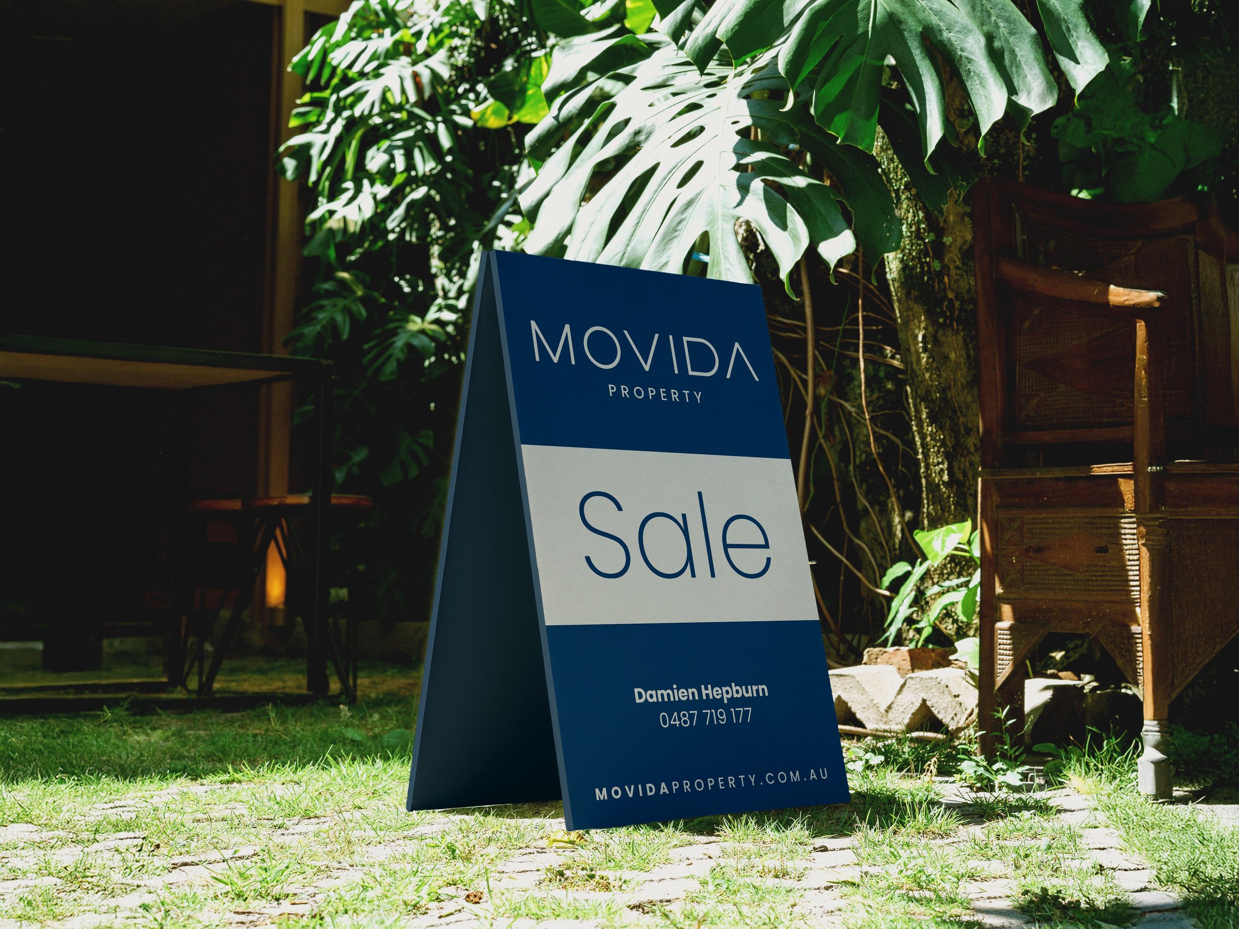 3 Movida Stand Sign Mockup_web.jpg