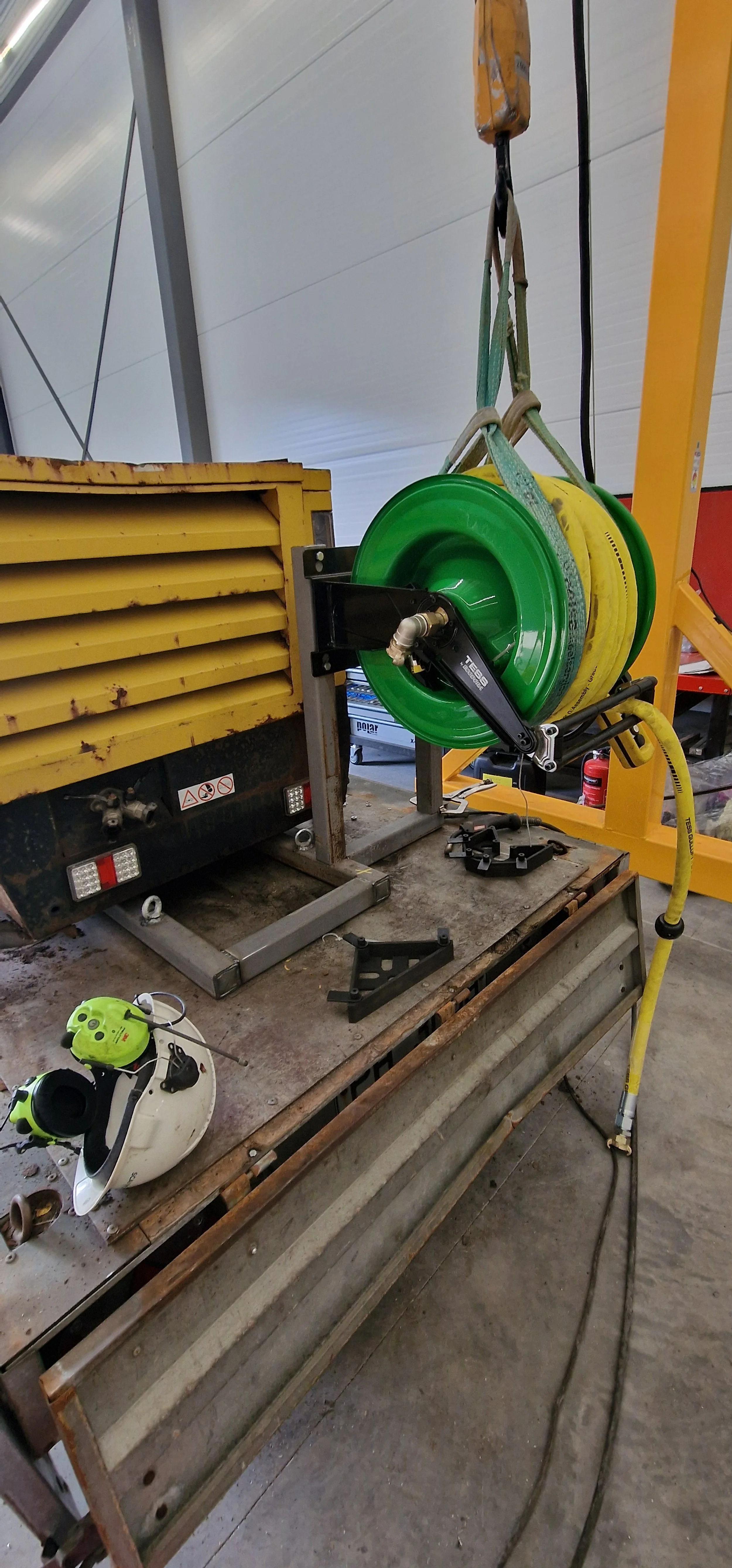 rusten kompressor som ble fastmontert på ramme på tilhenger med spesialbestilt 30m 1" slange på uttrekk