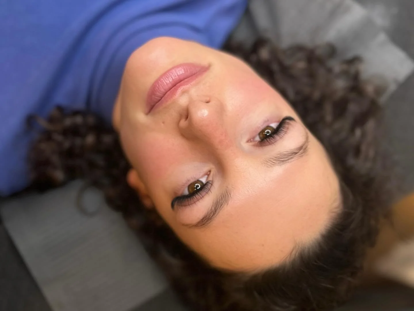 from&hellip; &ldquo;I just woke up like this&rdquo; to &ldquo;don&rsquo;t look away&rdquo;🥵

✨My favorite lash style to create: wispy, fluffy, and customized just for you. Can be soft + natural or full main character drama. Whatever you want bb 😍💋