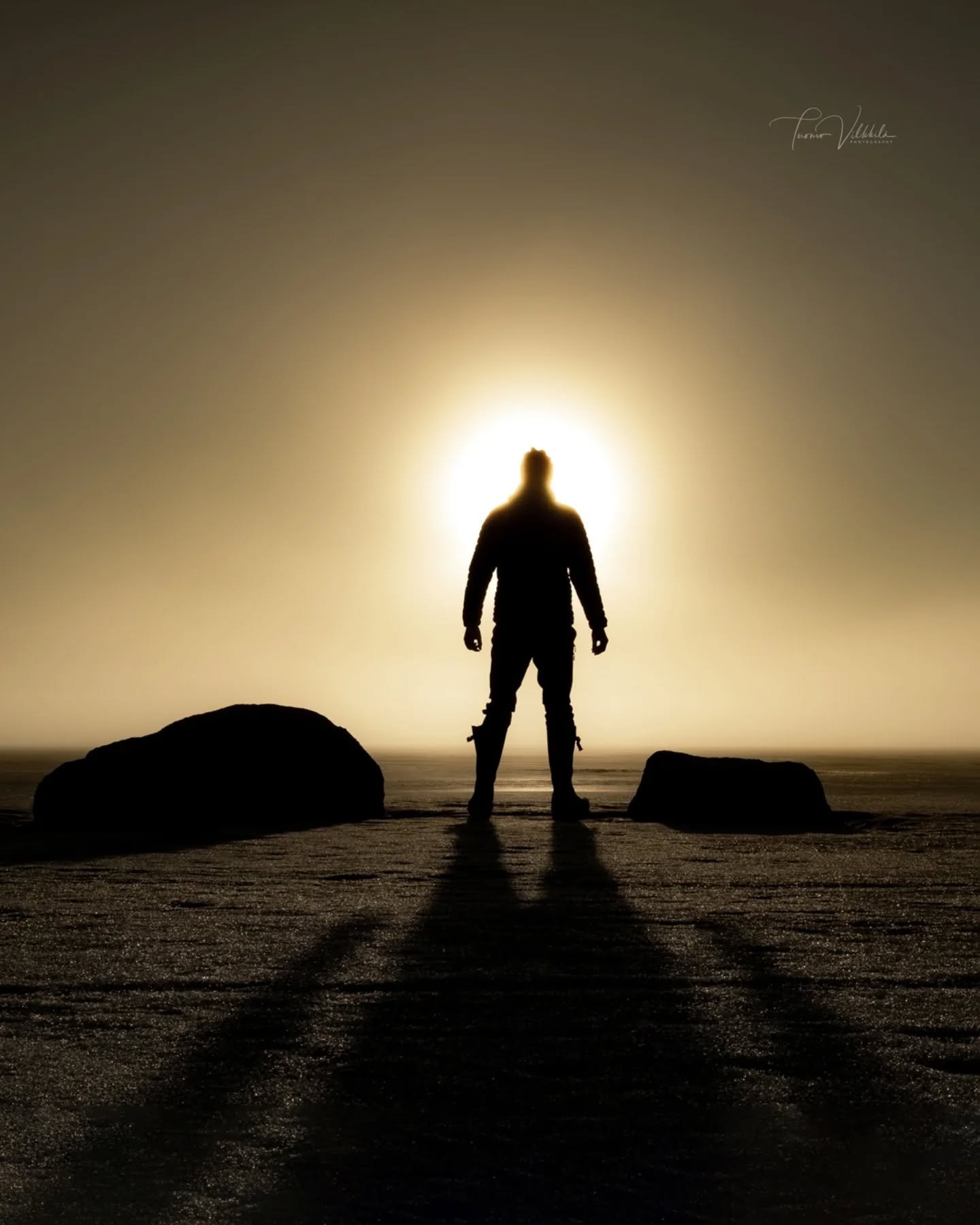 Silent Power in the Shadows
Hiljainen voima varjoissa
In the quiet embrace of dawn, a figure stands resolute against the brilliance of a new day.
Shadows stretch and whisper tales of dreams yet to be realized, echoing the promise of infinite possibi