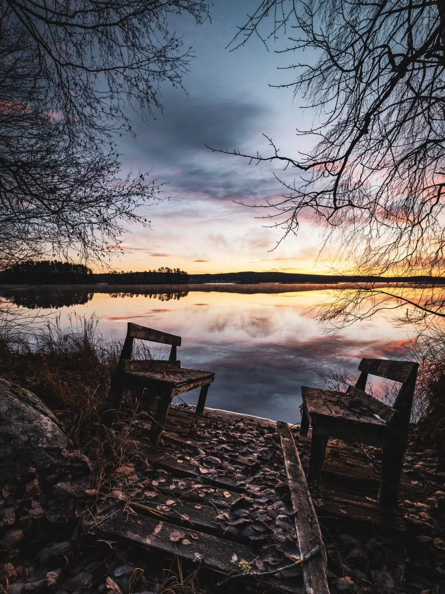 Kaksi paikkaa vapaana aamunsarastuksen ihailuun 🌅😎

Two spots available for admiring the sunrise 🌅😎