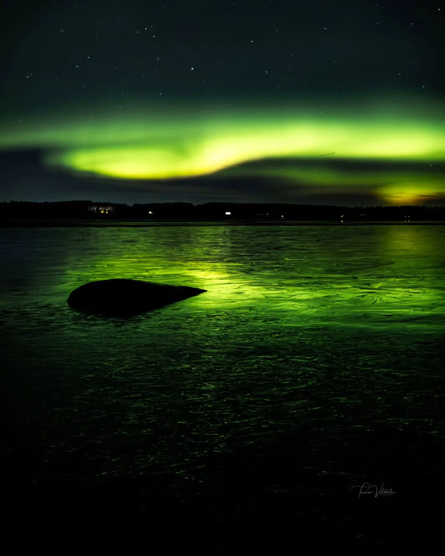 Frozen Reflections ❄️✨🌌

Last night's northern lights were beautifully reflected on the surface of the newly frozen lake in Lannevesi.

&quot;J&auml;iset heijastukset&quot; ❄️ 🌌

Eilisillan revontulet heijastuivat hienosti vastaj&auml;&auml;tyneese