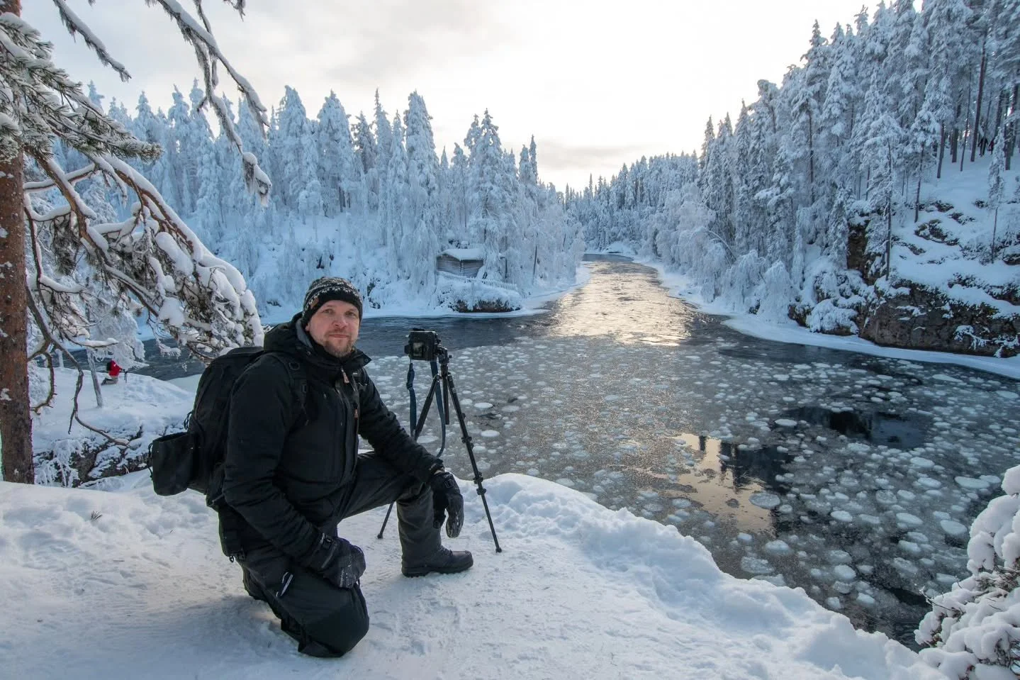 📷 Kuka on kuvien takana?

Olen Tuomo, 43-vuotias saarij&auml;rvel&auml;inen valokuvaaja. Valokuvaus on kiinnostanut minua jo pienest&auml; pit&auml;en &ndash; aluksi kuvasin arkisia hetki&auml; ja ymp&auml;rist&ouml;&auml; dokumentaarisesti. Vuonna 