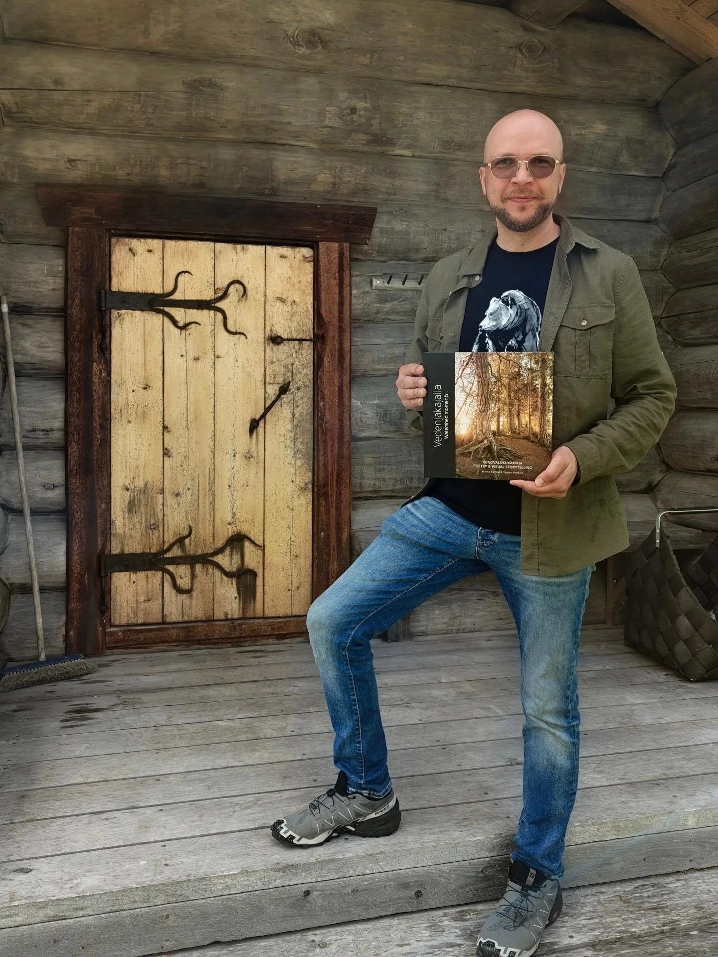 L&auml;hes nelj&auml;n vuoden ty&ouml; on kirjan osalta tullut p&auml;&auml;t&ouml;kseen, ja nyt painotuore Vedenjakajalla &ndash; Watershed Moments on vihdoin k&auml;siss&auml;.

On ollut hienoa n&auml;hd&auml;, kuinka vuosien aikana syntyneet kuvat