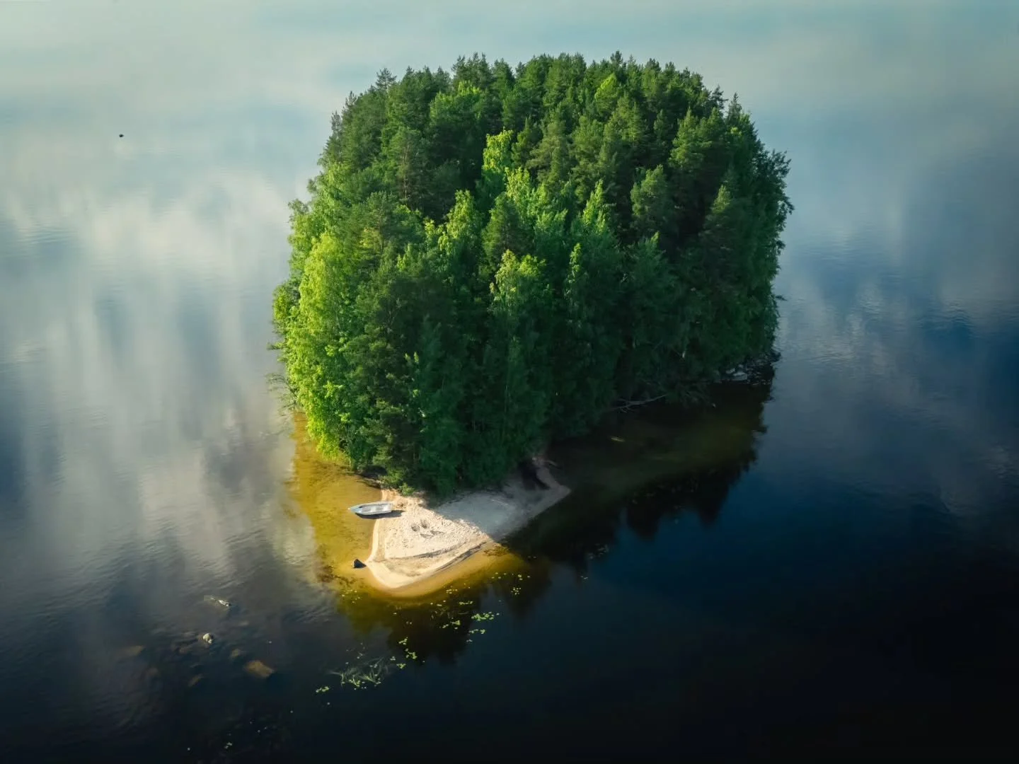 Salainen saari. 🌿🏝️
Sellainen, jonka l&ouml;yt&auml;&auml; vain sattumalta.

A hidden island. 🏝️
One you only find by chance ✨