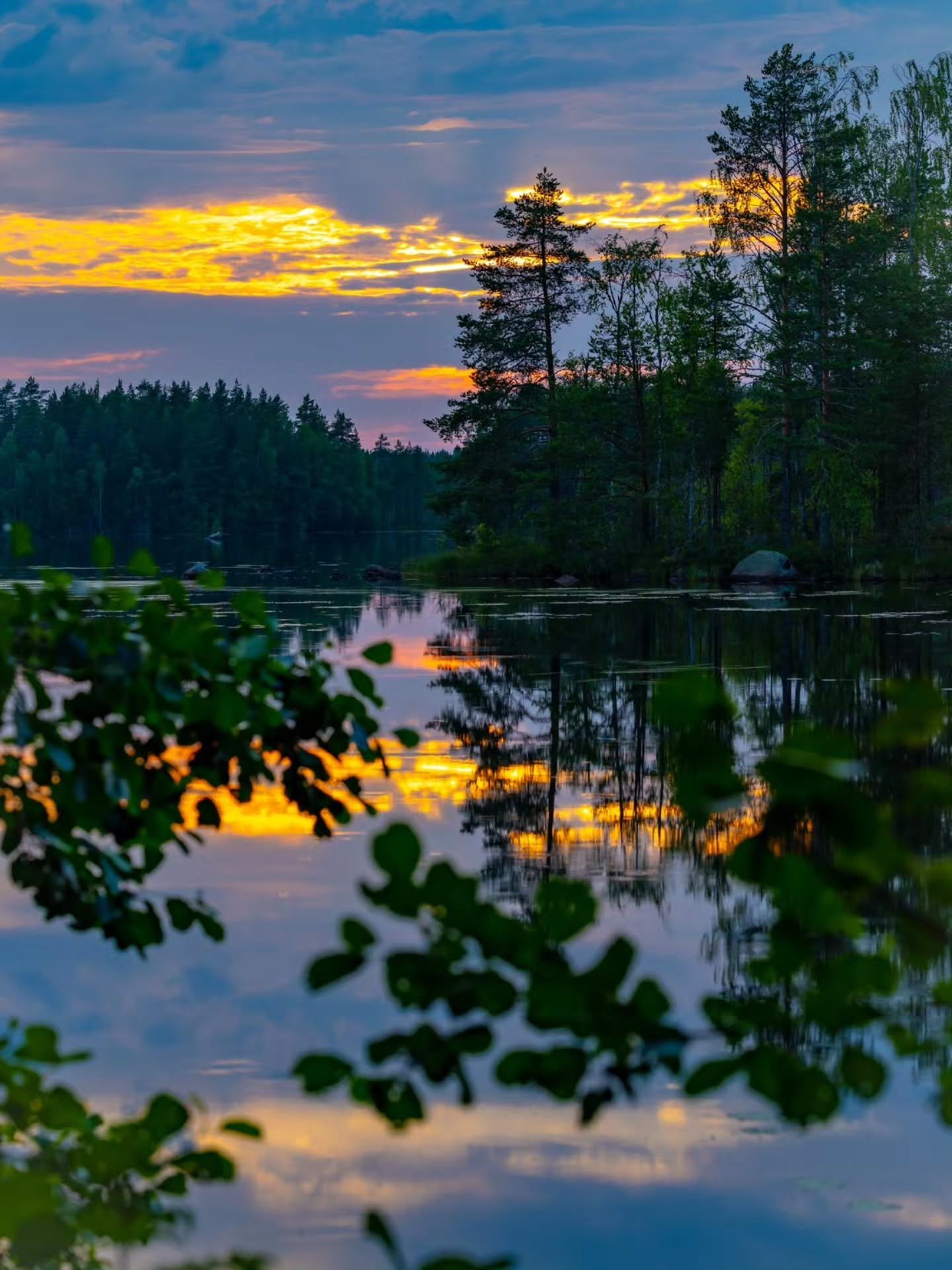 🌅 Kes&auml;illan hehku

Kun ilta hiljenee, j&auml;rvi alkaa heijastaa taivaan viimeisi&auml; v&auml;rej&auml;.