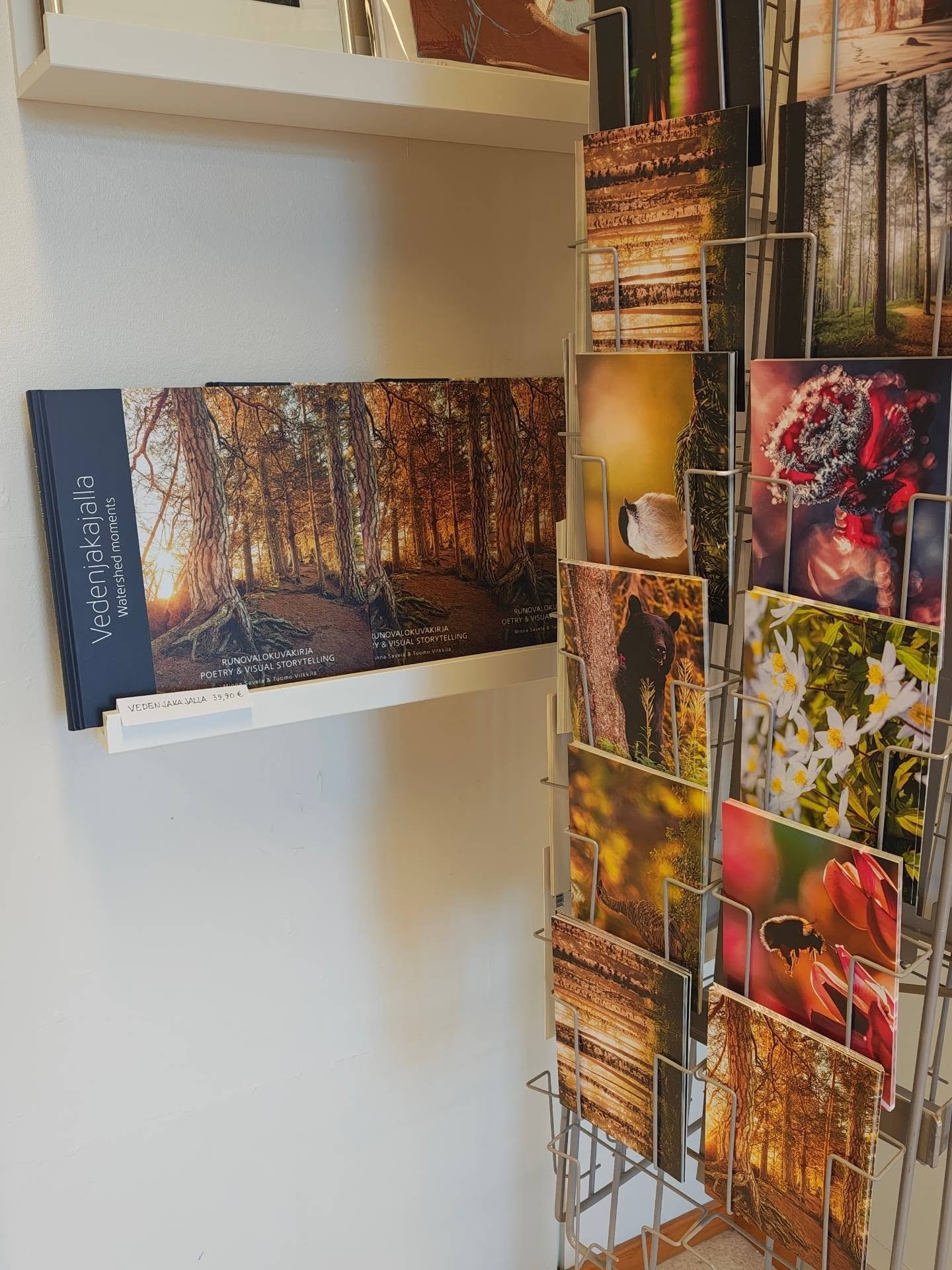 Vedenjakajalla -runovalokuvakirja l&ouml;ytyy nyt kolmelta paikalliselta j&auml;lleenmyyj&auml;lt&auml; Saarij&auml;rvell&auml;:

📍 Saarij&auml;rven museo &ndash; @saarij&auml;rvenmuseo
📍 Galleria Ahku &ndash; @ahkugalleria
📍 Frisee &ndash; @frise