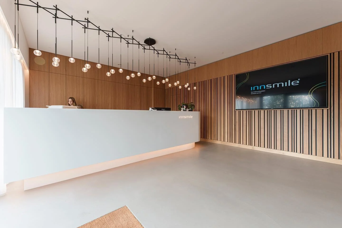 Fertigstellung 2022 - 
innsmile Praxis in Simbach am Inn. 
Hier durften wir eine angenehme Atmosph&auml;re mit modernster Technik der Kieferorthop&auml;die verbinden. 

#interiordesign #innenarchitektur #design #interior #design #praxis #praxisdesign