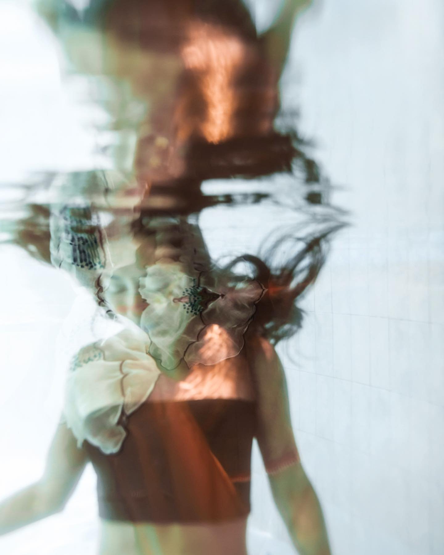 Taking a moment to celebrate these 6 incredible water women who have been in front of my lens since I first took my camera underwater. The female form is one of my favourite canvases from which to create, especially when connecting it with the ocean 