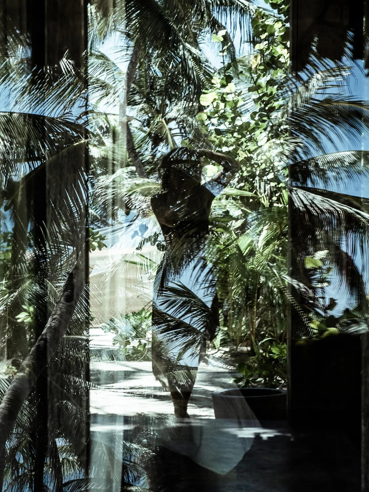 • Artist in Pause •
After a busy summer season creating in the ocean, when I was offered a week long artist residency at the incredible @nomadetulum, it was exactly what my nervous system didn’t know it needed. 
As an artist, being