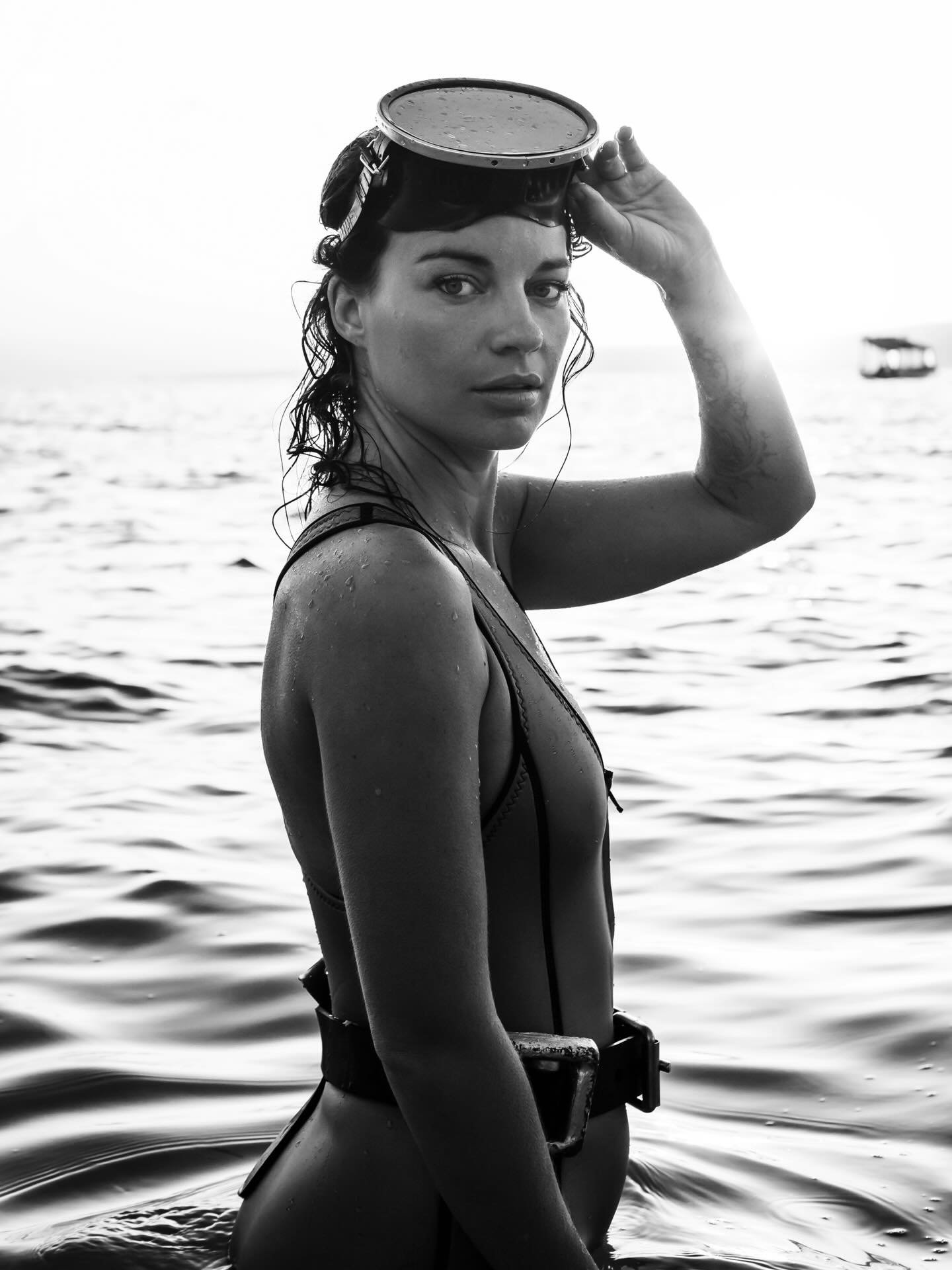 &bull; New Year, New Intro &bull;

My name is Zo&euml; and I am an underwater artist, freedive instructor and ocean storyteller.

My art is a vessel through which I hope to go into peaceful battle for the ocean every time I dip my lens beneath the su