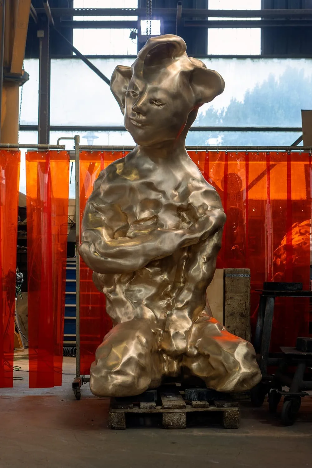 Life-sized seated bronze sculpture Wilde Leute 6 by Paloma Varga-Weisz in the art foundry – captured during the metalworking process.
