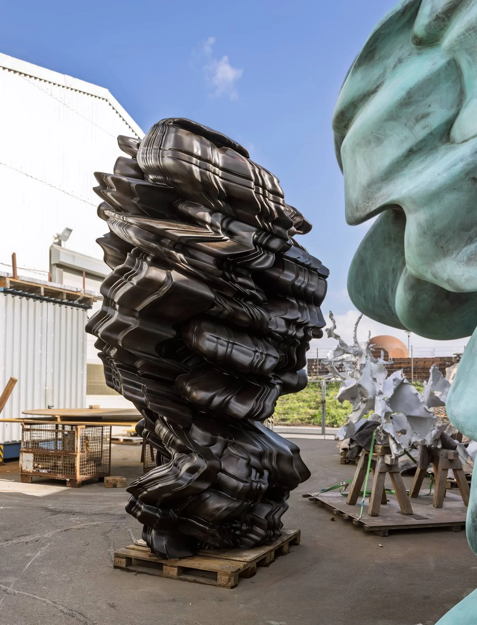 Eine Bronze Skulptur Tony Cragg dunkel patiniert auf dem Kunstgießerei Gelände