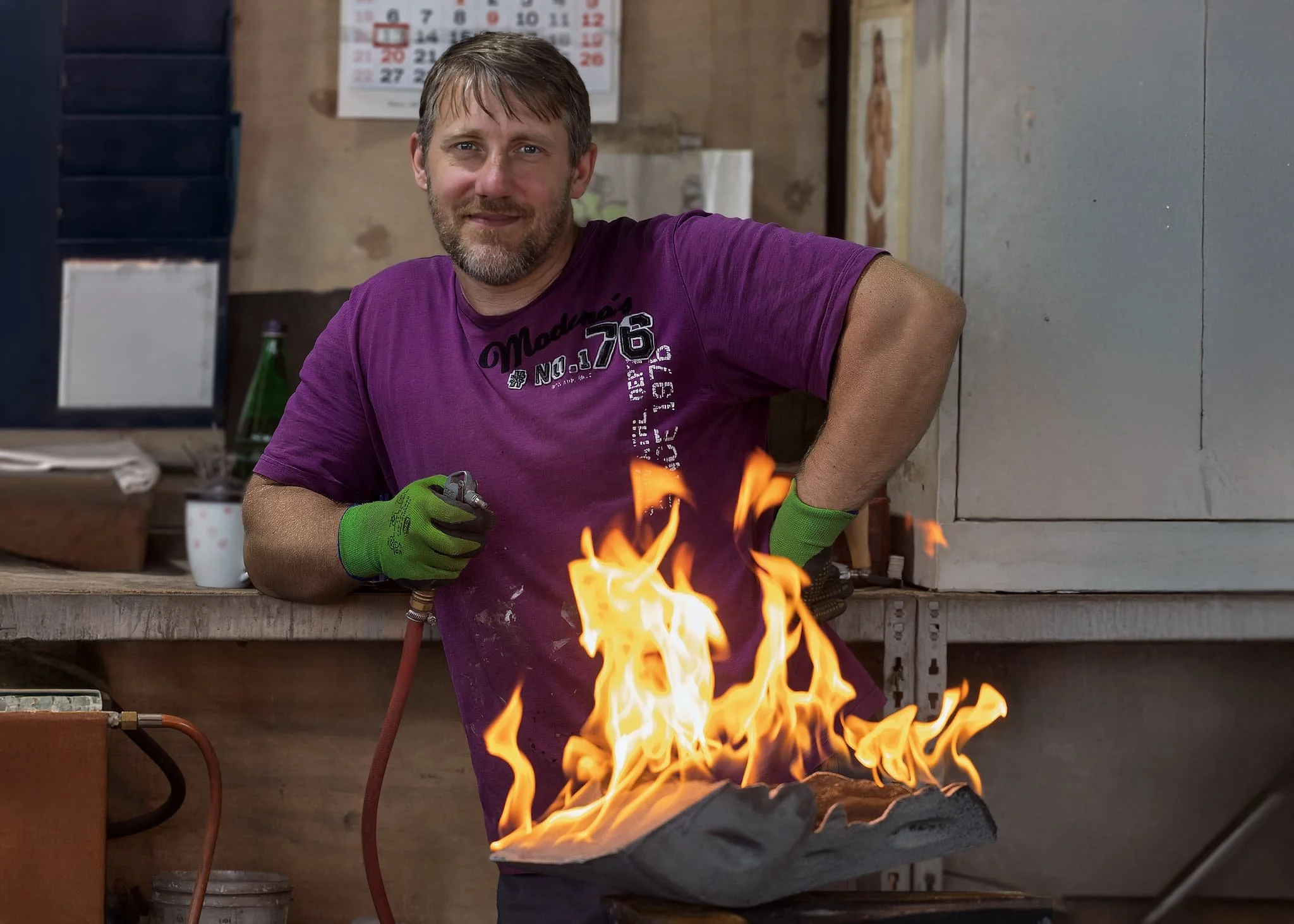 In der Sandformerei ein Arbeitsprozess bei dem Alkohol verbrannt wird, um die Form zu trocknen
