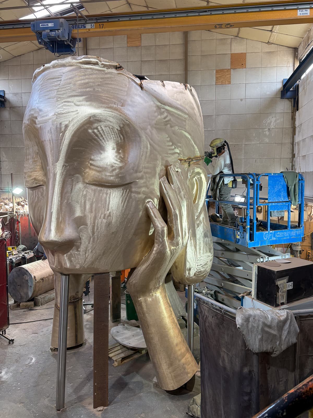 Der Bronze-Kopf der Großskulptur von Andreas Schmitten in der Werksatt in der Metallverarbeitung