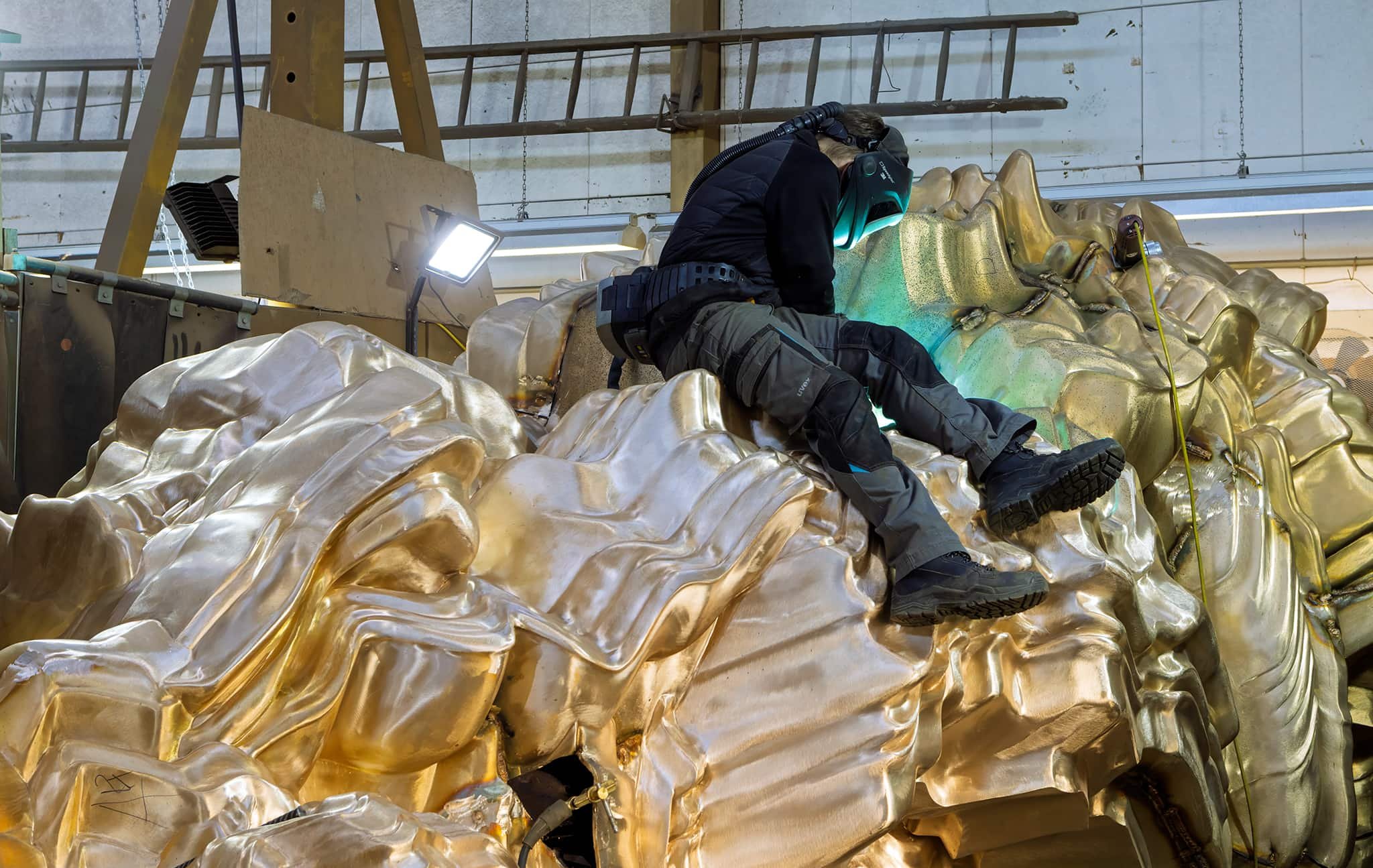 Ein Metallbildner arbeitet an einer technisch anspruchsvollen Konstruktion
