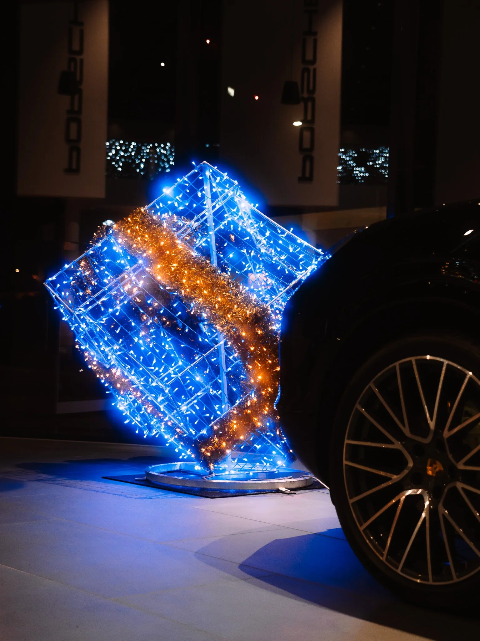 Weihnachtsgeschenk in Übergröße mit Blau Oranger Lichterkette