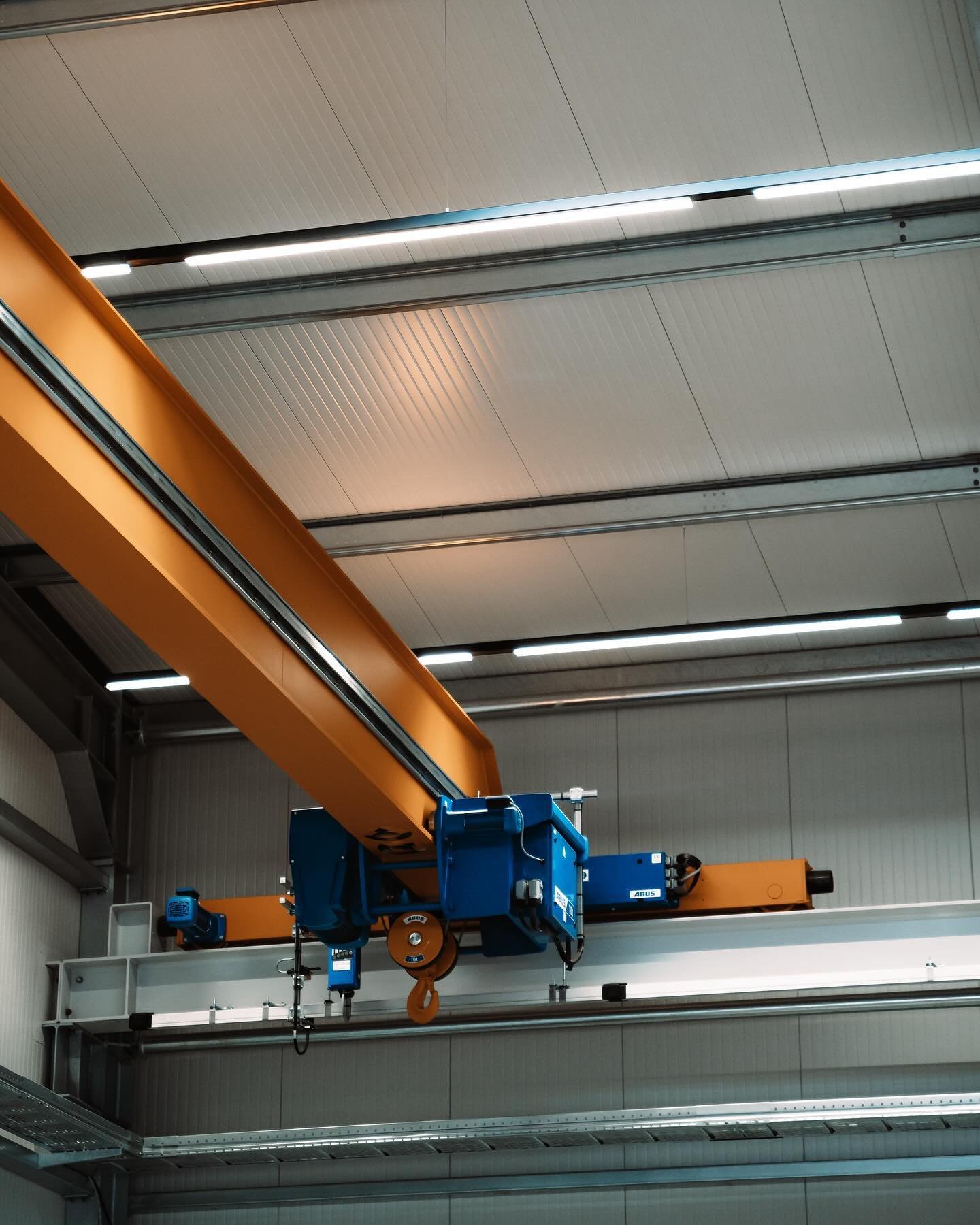 Wir bringen Licht ins Dunkle - Industriebeleuchtung von Sonn 🤝

#elektrotechnik #industrie #industriekultur #elektrotipps #elektrohandwerk #handwerk #baustelle #sonngruppe #industriedesign