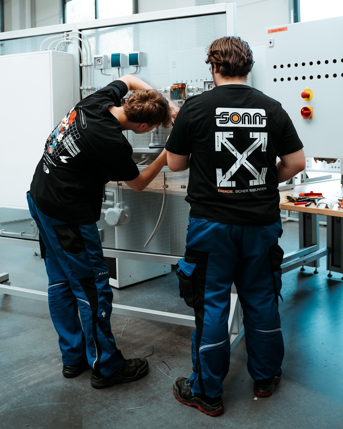 Voller Fokus auf die Ausbildung unserer Azubis - Zukunft gestalten💪🏼🚀

#elektrotechnik #elektro #elektroinstallation #elektrotipps #elektroinstallation #sonn #saarland #handwerk #elektroplanung #elektrohandwerk