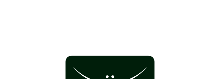 Een close-up van een groene tas met een witte smiley en twee witte stippen erop.