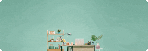 Een eenvoudige kantoor of werkruimte met een groene muur, een houten plank met planten, boeken, en kantoormaterialen, naast een bureau met een laptop en andere kantoorbenodigdheden.