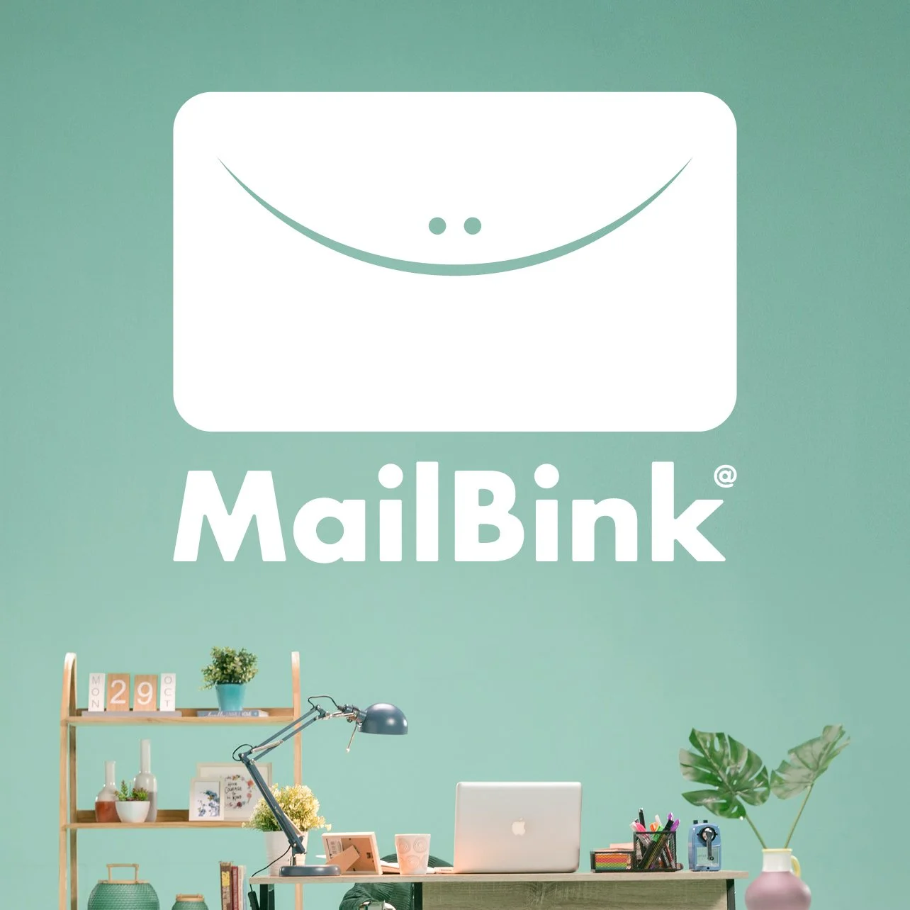 Een kantoorruimte met een bureau, een lamp, planten, en een grote afbeelding op de muur met het MailBink logo.