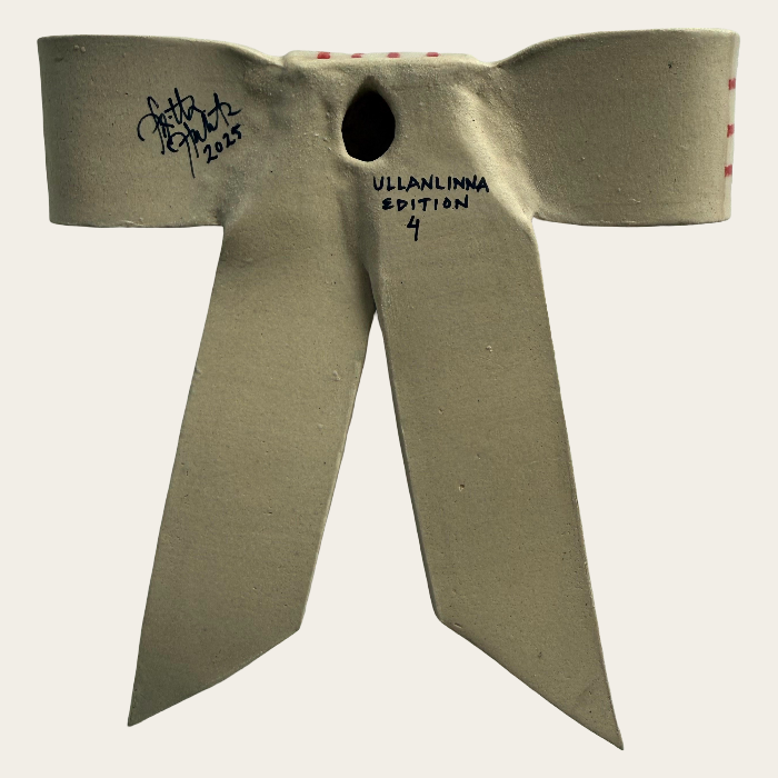 Piritta Huhta keraaminen rusetti - Beige punaisilla raidoilla 2.png