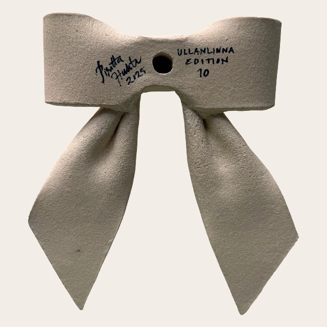 Piritta Huhta luonnonvalkoinen rusetti 3.png