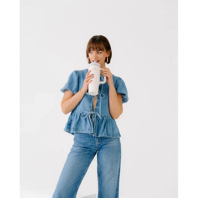 Web_PNG_Square-Stanley_Quencher_FlowState_30oz_RoseQuartz_Lifestyle_2.webp