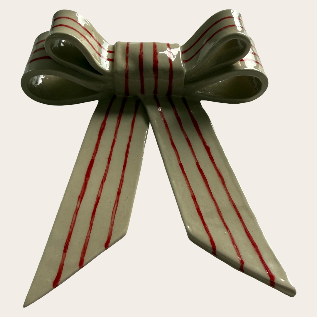 Piritta Huhta keraaminen rusetti - Beige punaisilla raidoilla 3.png