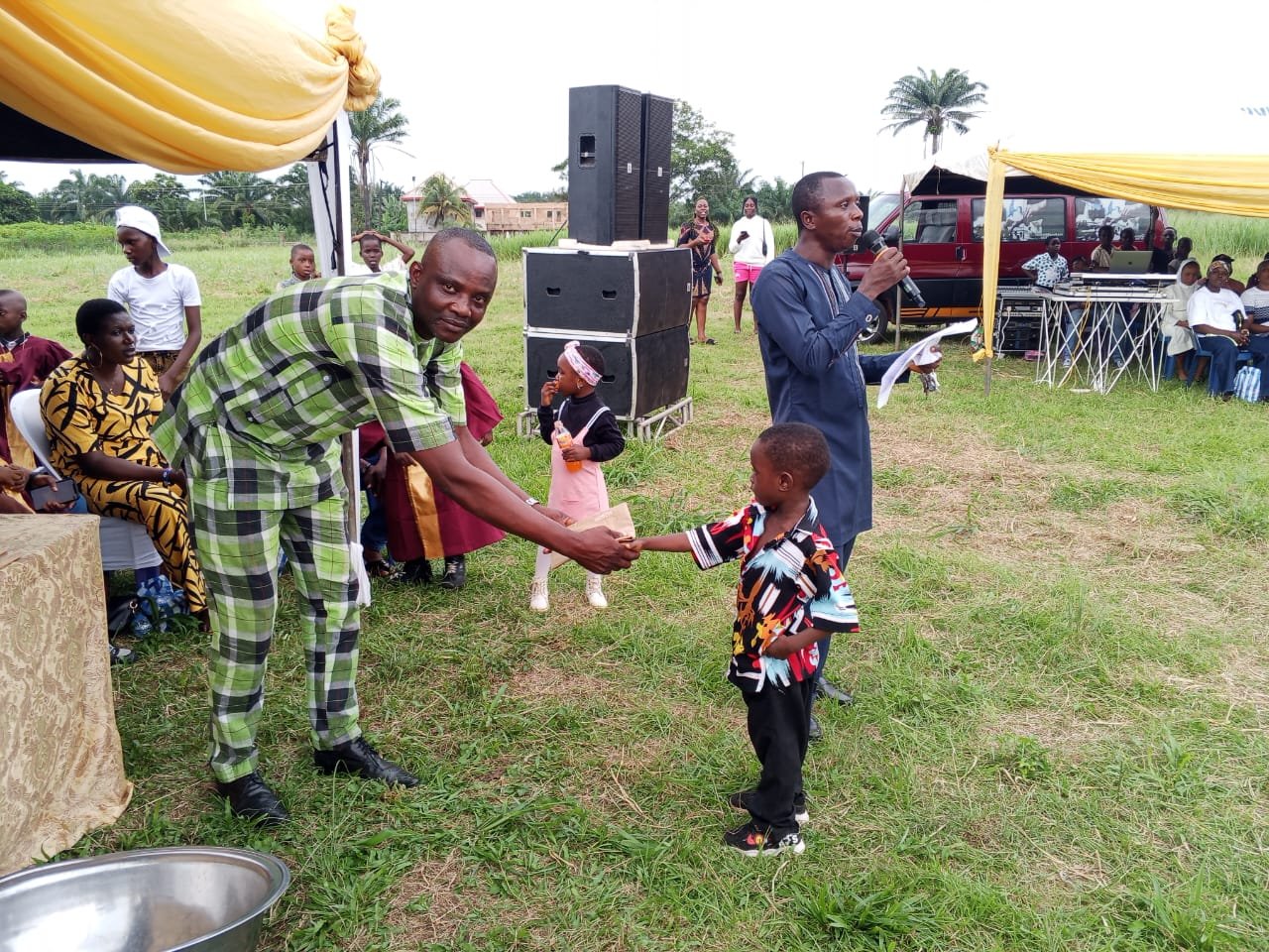 Ivitee_Handing_Over_Prize3.jpg