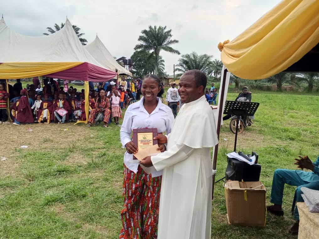 Miss Azuka Sandra, Best Teacher Primary Section 2025..#20,000 + Plaque