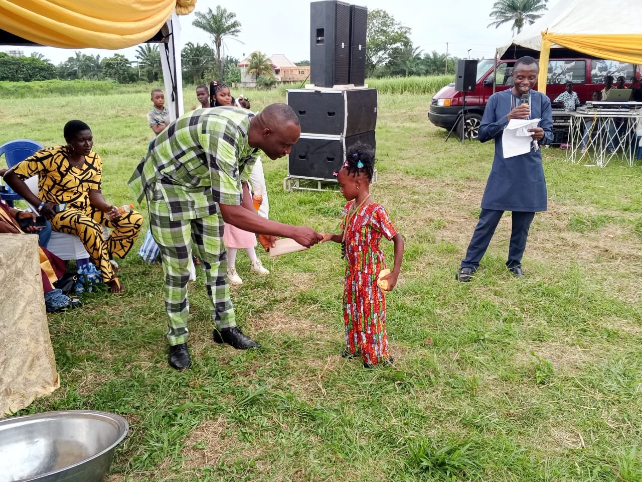 Ivitee_Handing_Over_Prize1.jpg