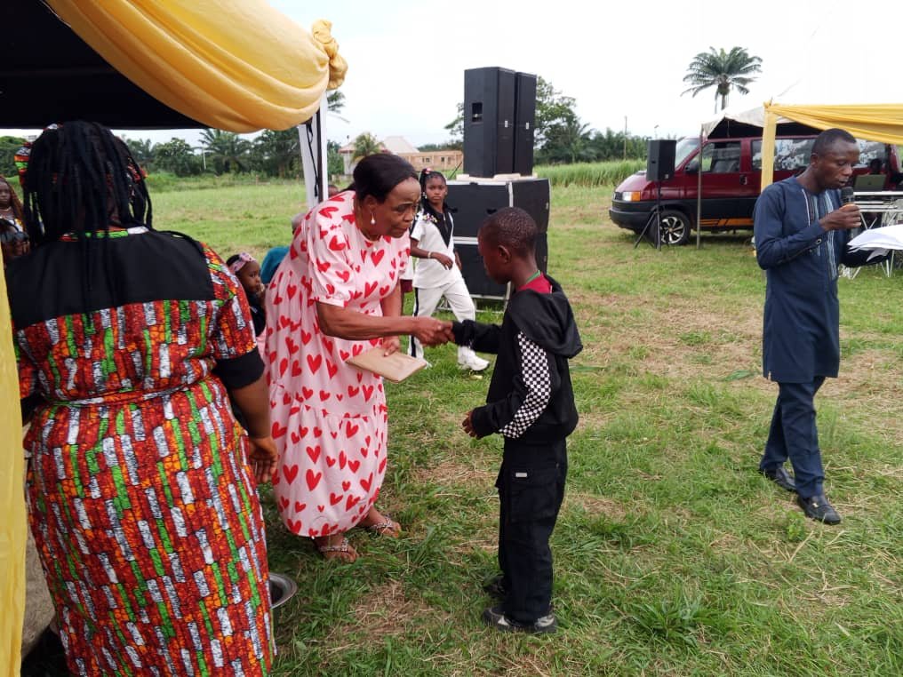 Official_Handing_Prize8.jpg